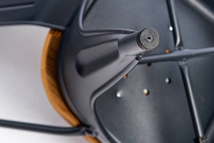 Um Ihren Bodenbelag vor Beschädigungen zu schützen sind an allen Stuhlbeinfüßen Schutzkappen aus hochwertigem Kunststoff vorgesehen