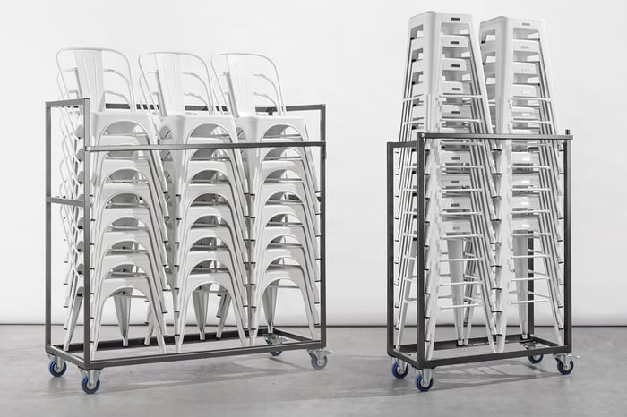 Unsere Bronx Stühle und Hocker im Transportrollwagen