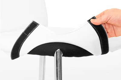 Die Farbe kann kinderleicht von Schwarz in weiß durch die Kunstleder Husse geändert werden