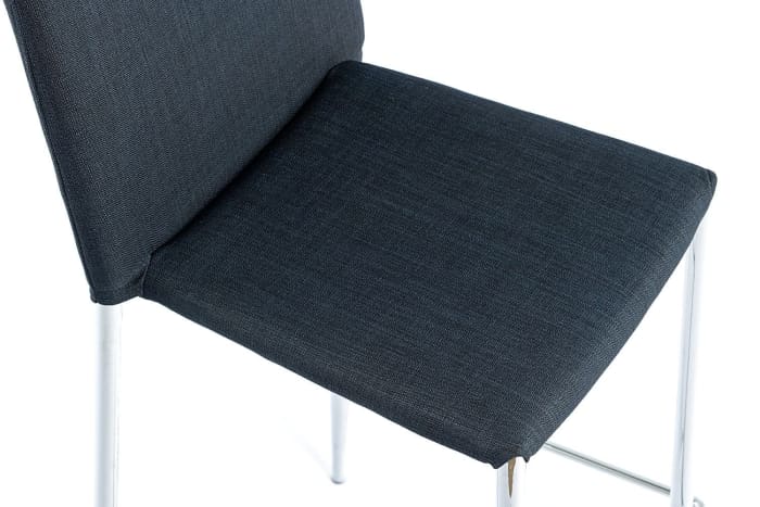 Der Barhocker ist vollständig gepolstert