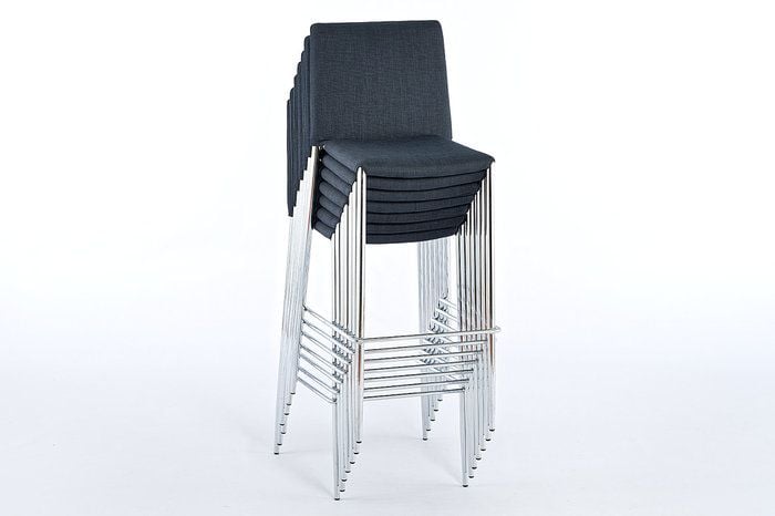 Der Barhocker lässt sich ideal stapeln