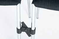 Einfach anzubringende Stuhlverbinder ermöglichen Stuhlreihen