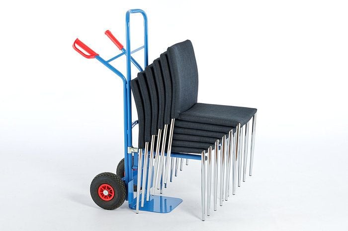 Gestapelt kann der Stuhl leicht per Transportkarre befördert werden