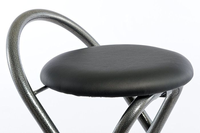 Die mit Kunstleder bezogene Sitzfläche ist eine weitere Variante