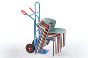 Mit der Stuhlkarre können die stapelbaren Kunststoffstühle transportiert werden Mit der Stuhlkarre können die stapelbaren Kunststoffstühle transportiert werden