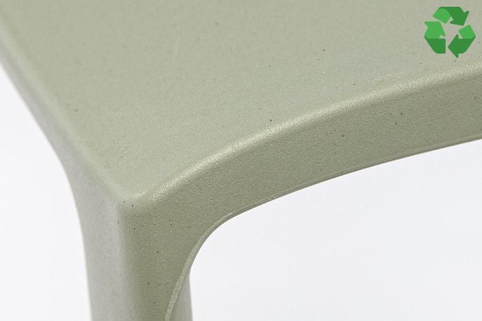 Der grüne Kunststoffstuhl Capri ist recycelbar und wurde aus bereits recyceltem Material hergestellt