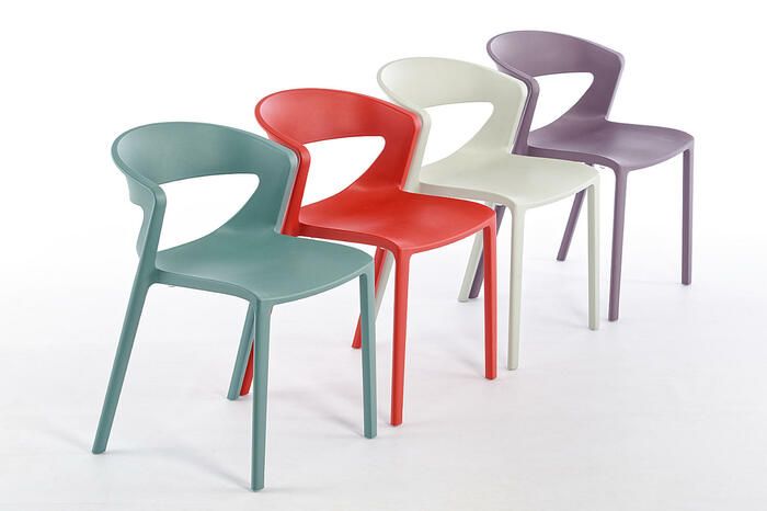 Die Stühle für Aussenbereiche Capri lassen sich farblich kombinieren