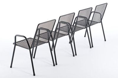 Die schlanke Formgebung dieser Stühle wirkt auch in großer Zahl sehr einladend