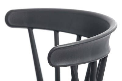Die gebogene Rückenlehne ist ergonomisch