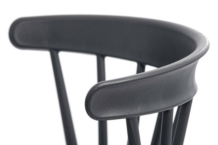 Die gebogene Rückenlehne ist ergonomisch