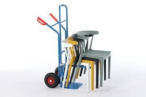 Mithilfe vom Stuhlkarren lassen sich die Stühle einfach verschieben Mithilfe vom Stuhlkarren lassen sich die Stühle einfach verschieben