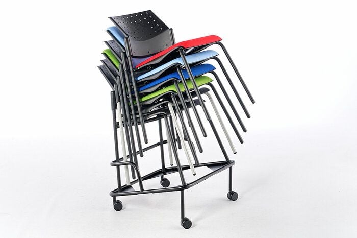 Praktisch gestapelt lassen sich die Stühle der Colorado Serie einfach transportieren