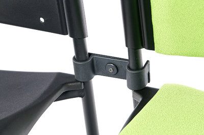 Stuhlverbinder ermöglichen das Stellen in Stuhlreihen