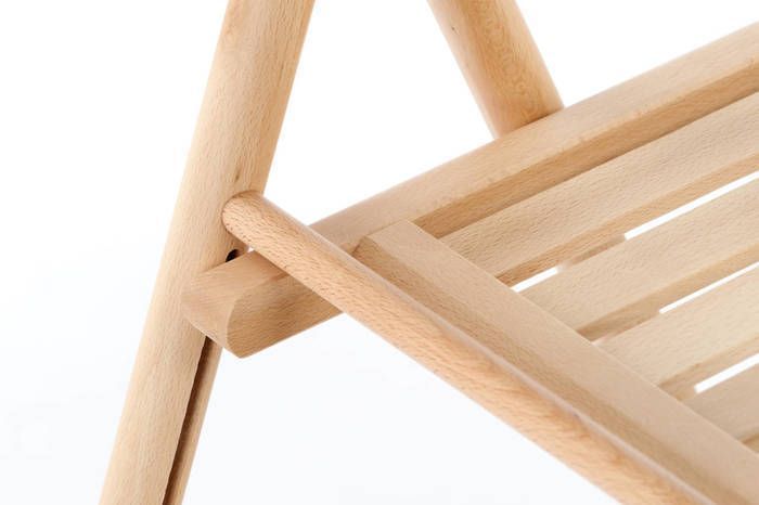 Gestell und Sitzfläche sind aus natürlichem Holz