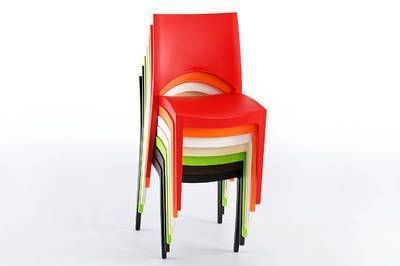 Die Denver-Stühle sind in verschiedenen schlichten und auffälligeren Farben erhältlich und lassen sich perfekt mit Ihrem Stilwunsch kombinieren
