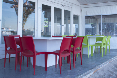 Die Kunststoffstühle Denver werden gerne in Outdoorbereichen gestellt