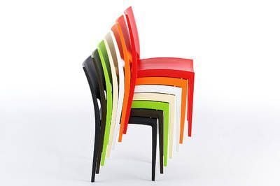 Im Handumdrehen lassen sich diese Stühle zu stabilen Stapeln zusammenstellen und verräumen