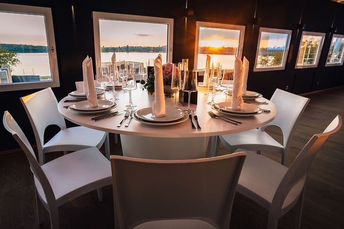 Die Kunststoffstühle Denver sind pflegeleicht und gemütlich