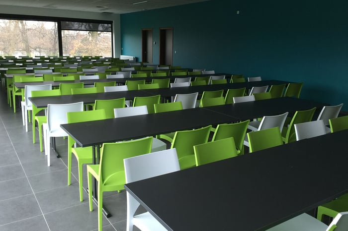 Unsere abwischbaren Kunststoffstühle Denver sind auch für Kantinen geeignet