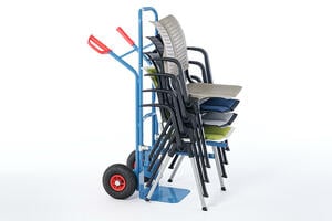 Eine einfachere Transportation ist mit der Stuhltransportkarre möglich Eine einfachere Transportation ist mit der Stuhltransportkarre möglich