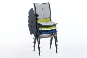 Der Detroit SP RP ST ist mit eingeklappten Schreibtablar stapelbar Der Detroit SP RP ST ist mit eingeklappten Schreibtablar stapelbar