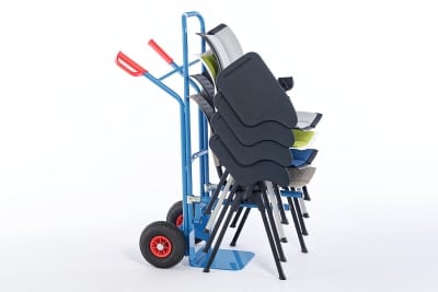 Mit dem Stuhltransportkarren können alle Stühle leicht verschoben werden