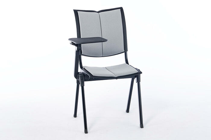 Das praktische Schreibaltar an einem sehr gemütlichen Stuhl ist für viele Verwendungszwecke sinnvoll