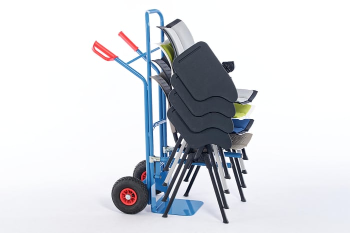 Mit dem Stuhltransportkarren können alle Stühle leicht verschoben werden