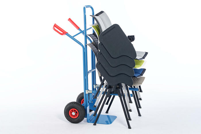 Mit dem Stuhltransportkarren können alle Stühle leicht verschoben werden