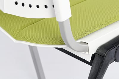 Die Rückenlehne ist sicher und intelligent mit dem Gestell verarbeitet um der Gemütlichkeit sowie Optik nicht zu schaden