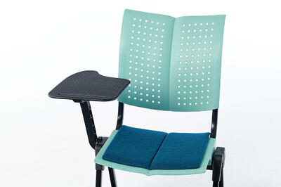 Das Tablar fügt dem Stuhl ein weiteres schönes Designelement hinzu