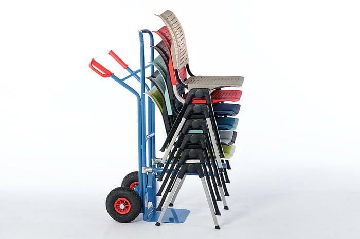 Mit dem Stuhltransportwagen können gestapelte Stühle von A nach B transportiert werden