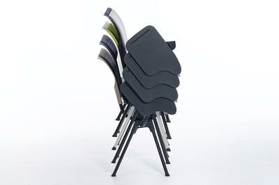 Mit abgeklappten Schreibtablar können die Stühle normal gestapelt werden und verbrauchen keinen Platz