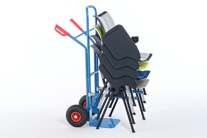 Der optional erhältliche Stuhlkarren ist erhältlich um Stühle leicht zu verschieben