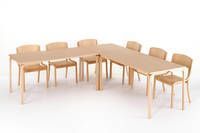 Die Holzstühle geben mit Tischen aus Holz ein einheitliches Bild