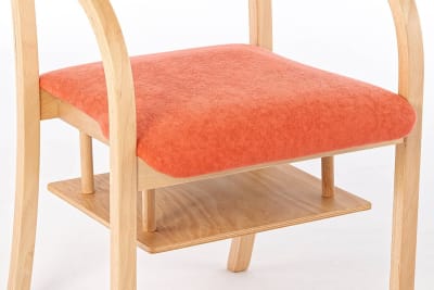 Eine Ablagefläche kann unter der Sitzfläche gewählt werden