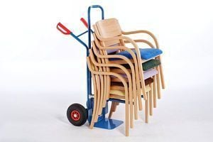 Die-Armlehnenstühle-können-schnell-mit-der-Karre-transportiert-werden