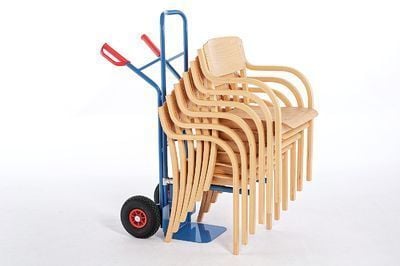 Die Armlehnenstühle lassen sich mit der Stuhlkarre einfach transportieren