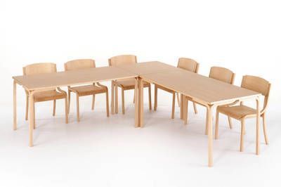 Die Dheli Vollholzstühle lassen sich in Tischgruppen stellen