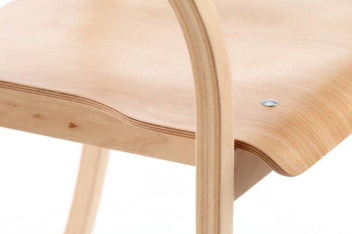 Die Dheli Stühle  mit abgerundeter Sitzfläche