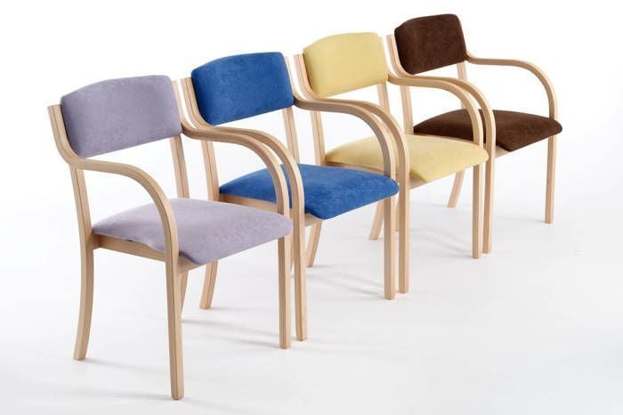 Die Polsterung der Stühle aus Holz ist in vielen Farben erhältlich