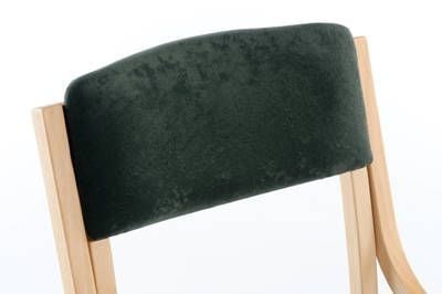 Die Rückenlehne ist samtig weich gepolstert