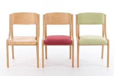 Die Holzstühle Dheli sind in verschiedenen Varianten erhältlich