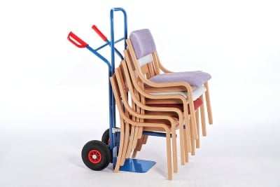 Unsere-Dheli-Stapelstühle-lassen-sich-mit-der-Stuhlkarre-einfach-transportieren