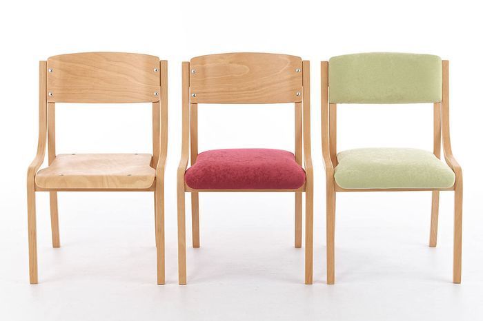 Die Holzstühle Dheli sind in verschiedenen Varianten erhältlich
