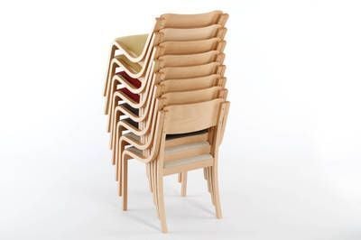 Die Dheli -Stuhlreihe lässt sich platzsparend einlagern