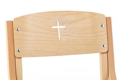 Auf Wunsch kann ein Kreuz in die Rückenlehne gefräst werden