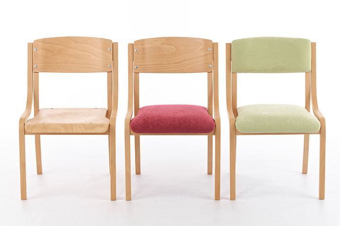 Verschiedene Varianten der Dheli Stühle können kombiniert werden
