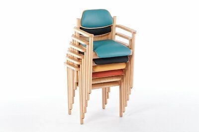 Platzsparend können die Stühle bei Nichtgebrauch gestapelt werden