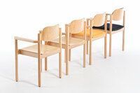 In jede Räumlichkeit kann unser Stuhl mit Holzarmlehnen gestellt werden
